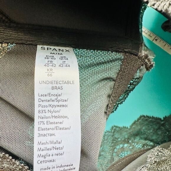 Spanx Undie-tectable Strapless Wireless Bandeau Bra in Gray M - Picture 7 of 7